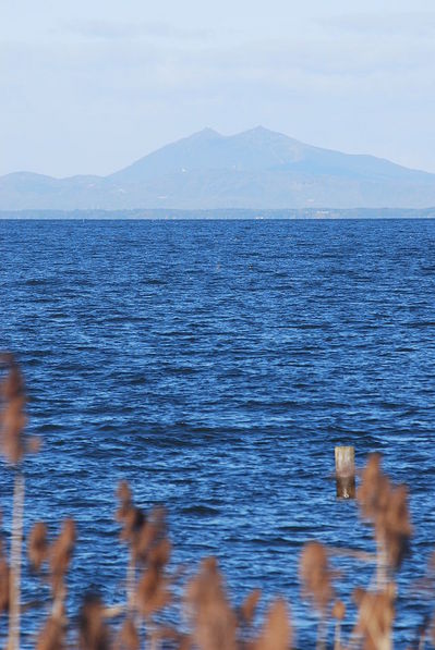 640px-Lake_Kasumigaura_and_Mt.Tsukuba,Inashiki-city,Japan.JPG