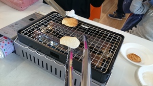 せんべい焼き体験.JPG